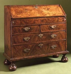 Queen Anne Schreibtisch mit Kugelfüßen, um 1710